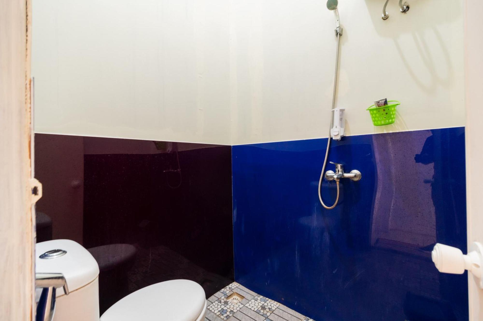 ホテル Reddoorz Syariah Near Pasar Aur Kuning ブキティンギ 部屋 写真